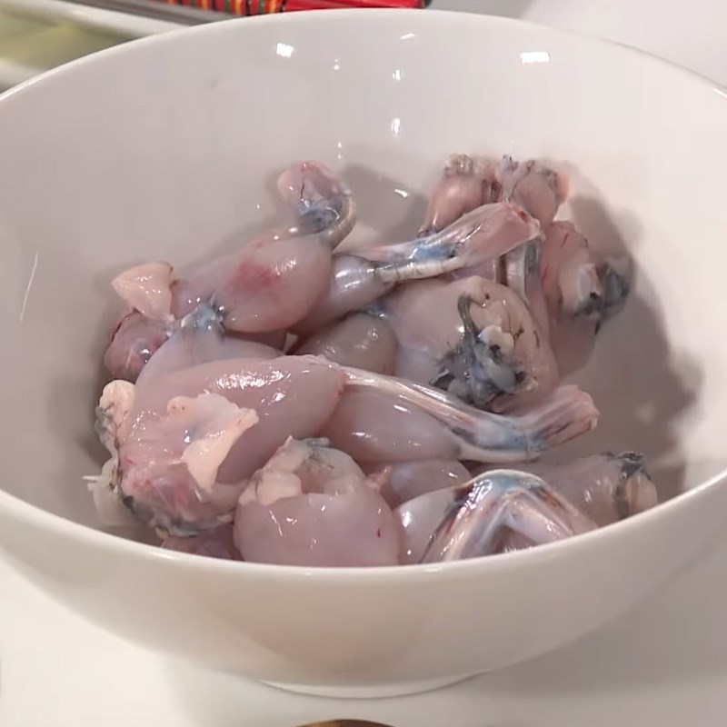 Bước 1 Sơ chế ếch Ếch xào lá tía tô
