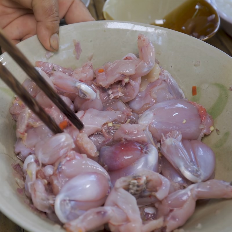 Bước 1 Sơ chế ếch Lẩu ếch cơm mẻ