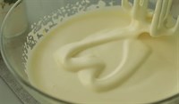 Bước 1 Đánh bông trứng nguyên lòng Bánh kem trà xanh matcha