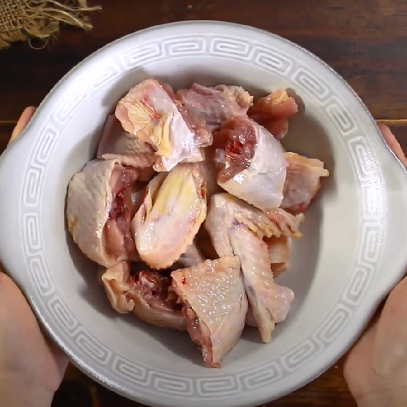 Bước 1 Sơ chế gà Gà hầm bí đỏ