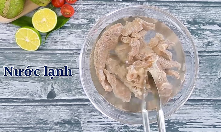 Bước 1 Sơ chế gân bò Gân bò xào sả ớt