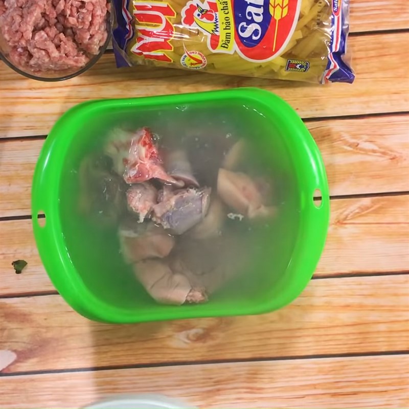 Bước 1 Sơ chế giò heo Nui giò heo thịt băm