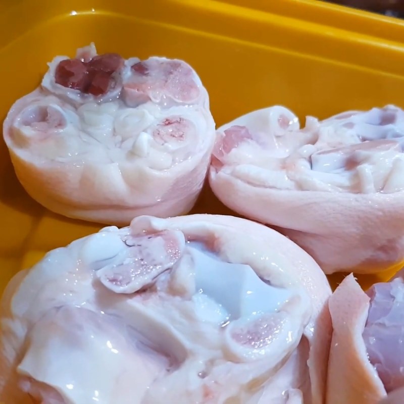 Bước 1 Sơ chế giò heo Hủ tiếu giò heo tóp mỡ sa tế