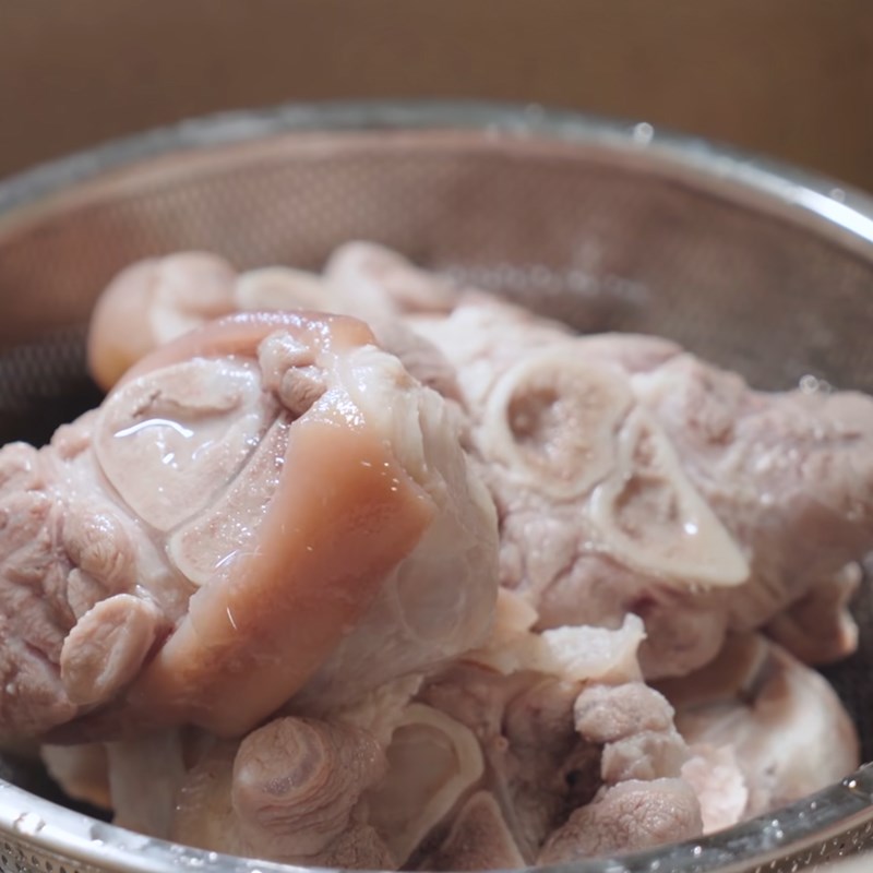 Bước 1 Sơ chế giò heo Bún riêu cua không cần cua