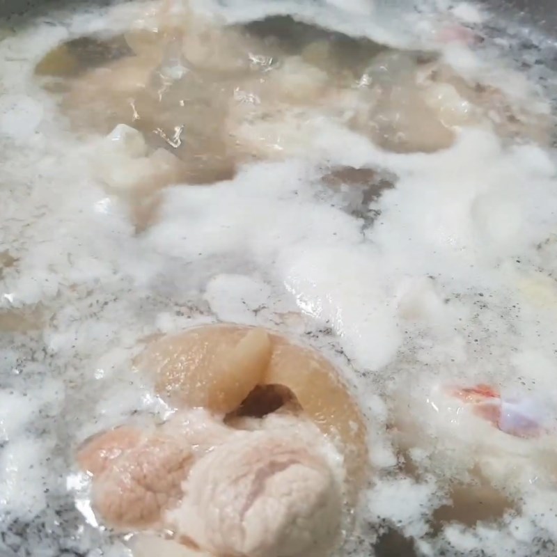 Bước 1 Sơ chế giò heo Hủ tiếu giò heo tóp mỡ sa tế