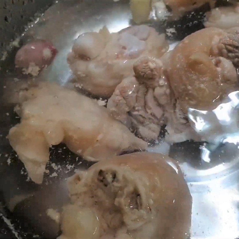 Bước 1 Sơ chế giò heo Hủ tiếu giò heo tóp mỡ sa tế