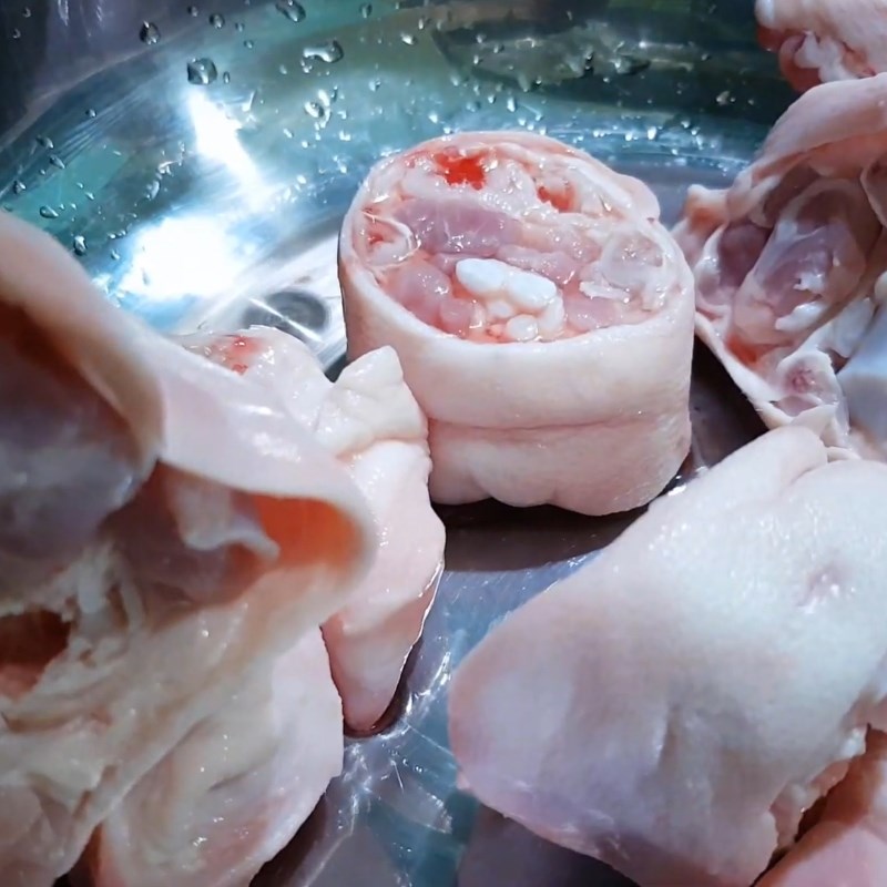 Bước 1 Sơ chế giò heo Hủ tiếu giò heo tóp mỡ sa tế