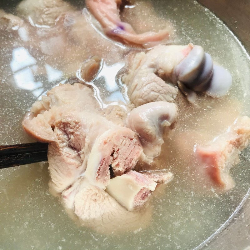 Bước 1 Sơ chế giò heo và bắp bò Bún bò giò heo