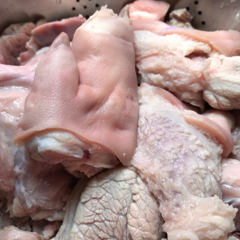 Bước 1 Sơ chế giò heo và bắp bò Bún bò giò heo