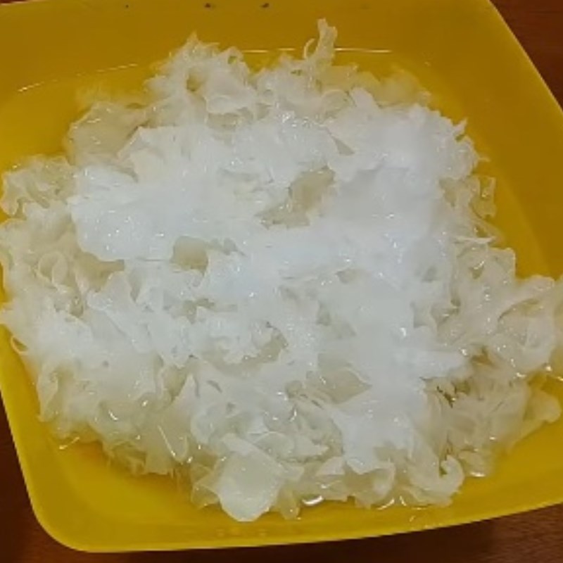 Bước 2 Sơ chế hạt sen, nấm tuyết Chè hạt sen nấm tuyết