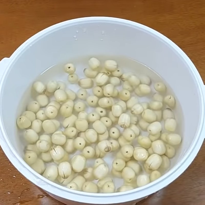 Bước 2 Sơ chế hạt sen, nấm tuyết Chè hạt sen nấm tuyết