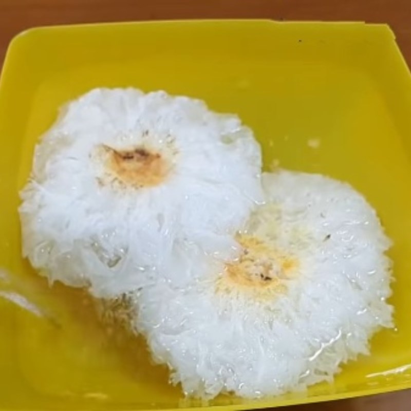 Bước 2 Sơ chế hạt sen, nấm tuyết Chè hạt sen nấm tuyết