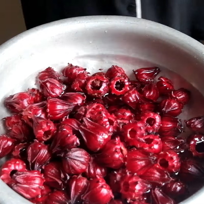Bước 1 Sơ chế hoa atiso đỏ Trà hoa atiso đỏ chanh dây (chanh leo)
