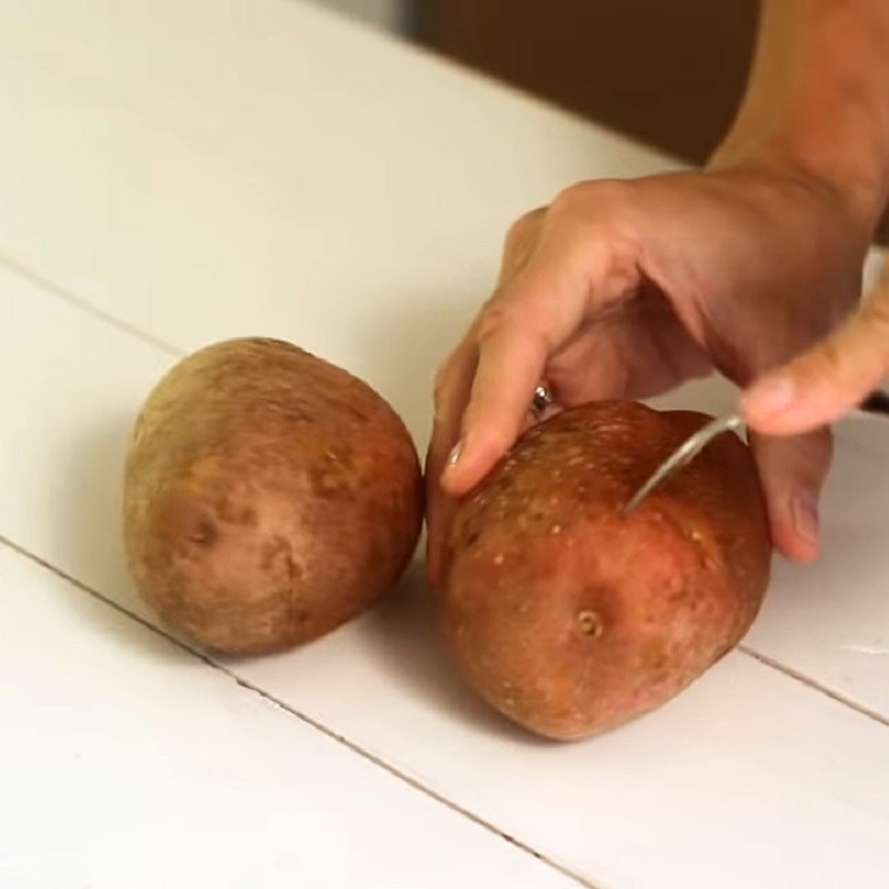 Bước 1 Sơ chế và nướng khoai tây Khoai tây nướng trứng đơn giản