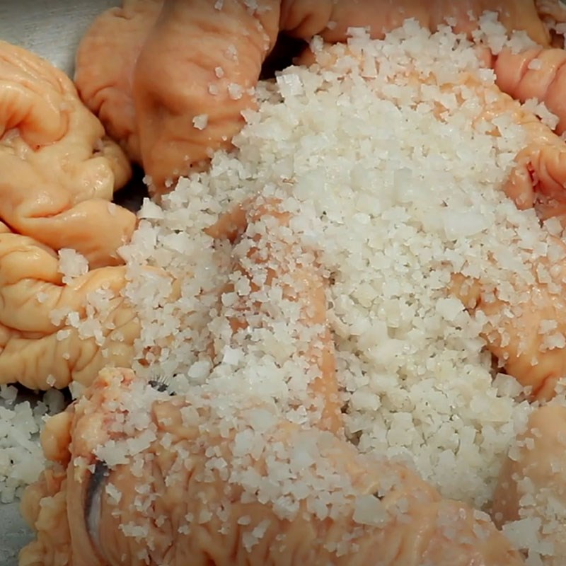 Bước 1 Sơ chế lòng heo Lòng nướng nghệ