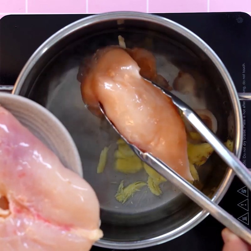Bước 1 Sơ chế, luộc và xé gà Khô gà bơ tỏi bằng chảo