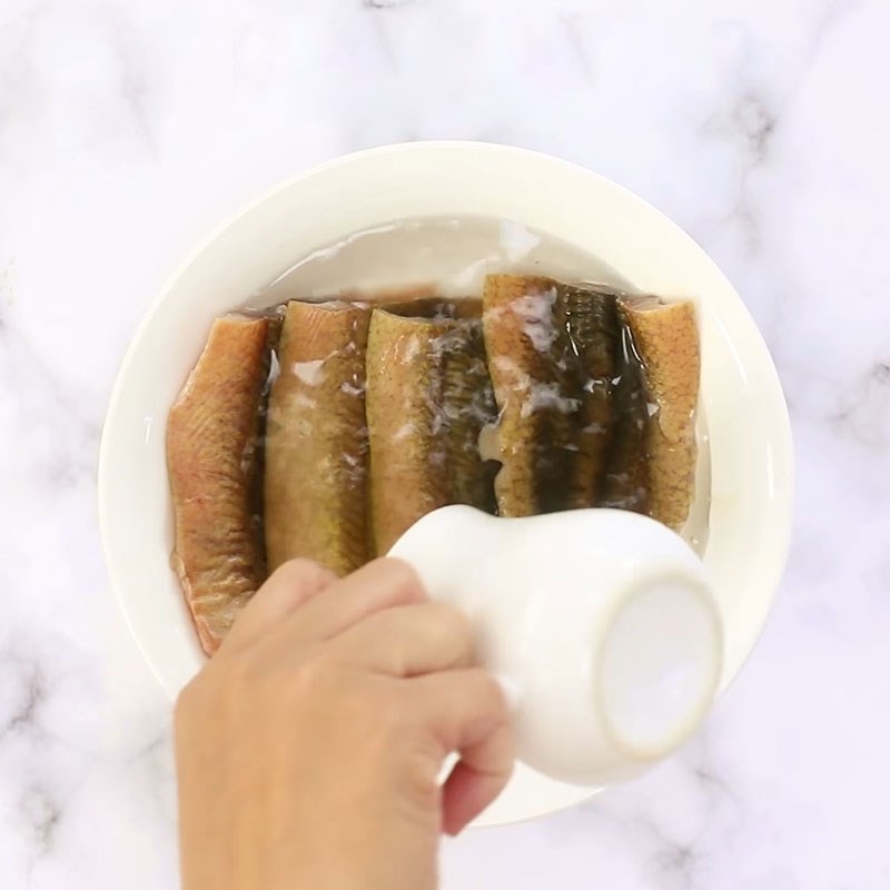 Bước 1 Sơ chế lươn sạch nhớt Cơm lươn Nhật Bản nướng sốt teriyaki
