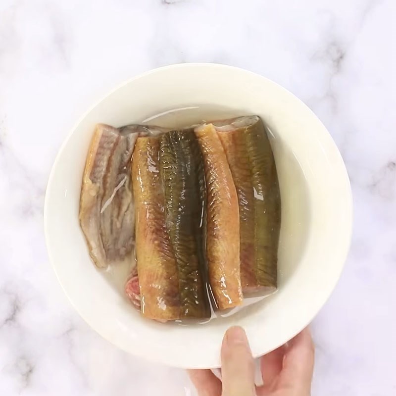 Bước 1 Sơ chế lươn sạch nhớt Cơm lươn Nhật Bản nướng sốt teriyaki