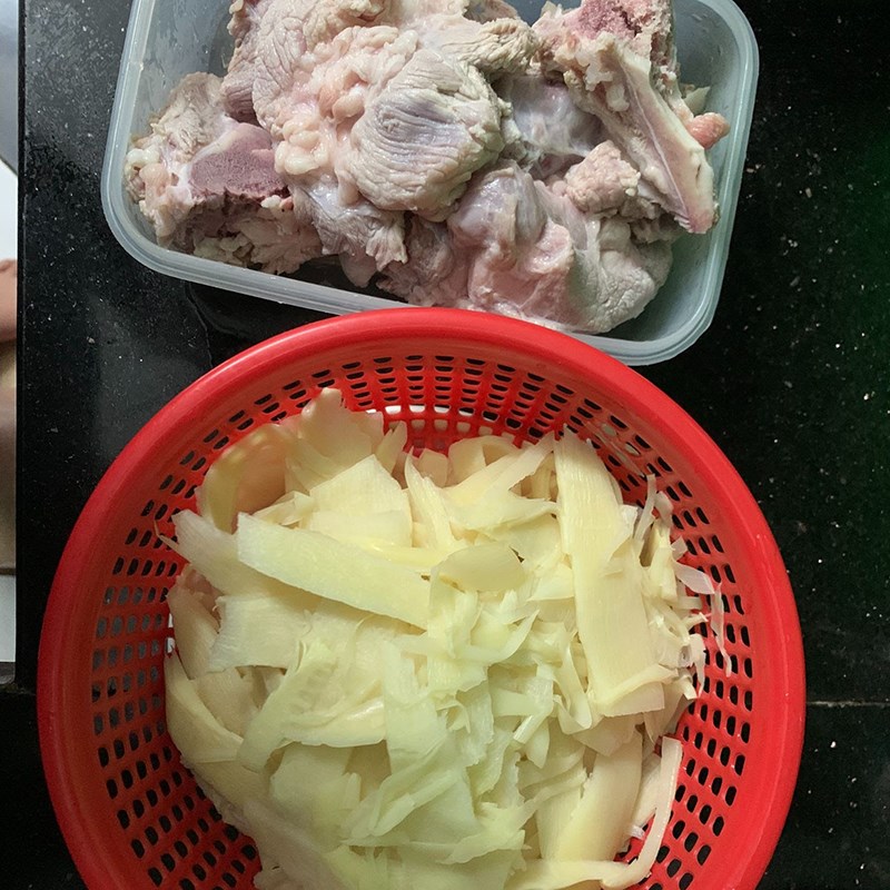 Bước 1 Sơ chế măng và xương heo Bún măng xương heo