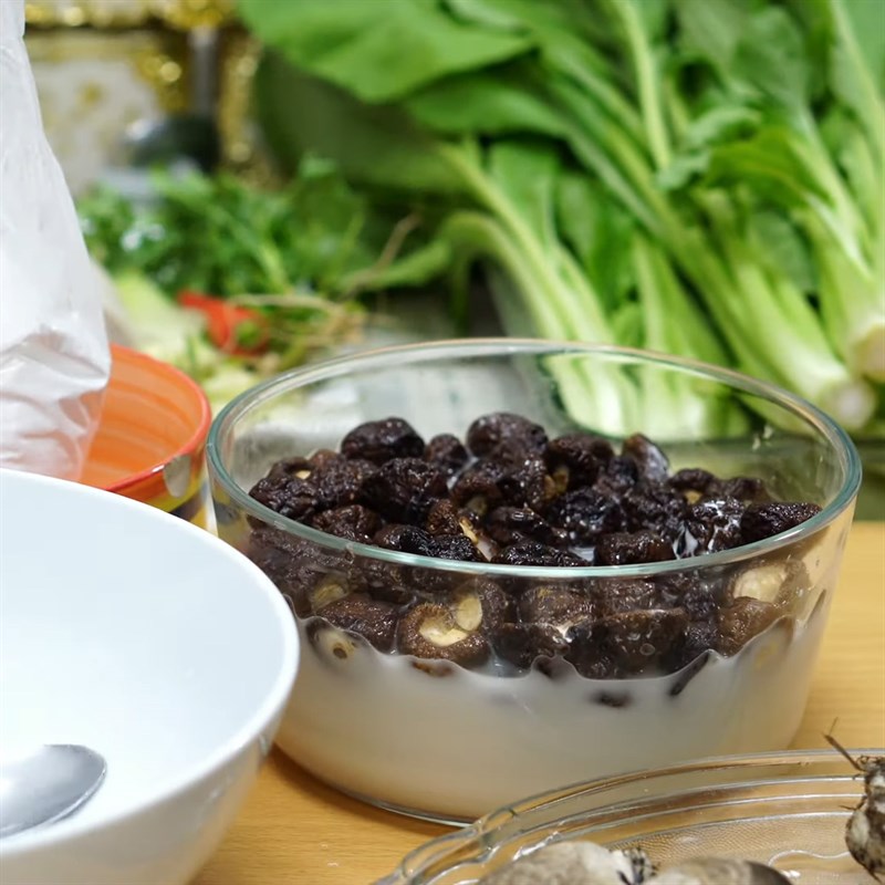 Bước 2 Sơ chế nấm Mì xào giòn chay rau cải