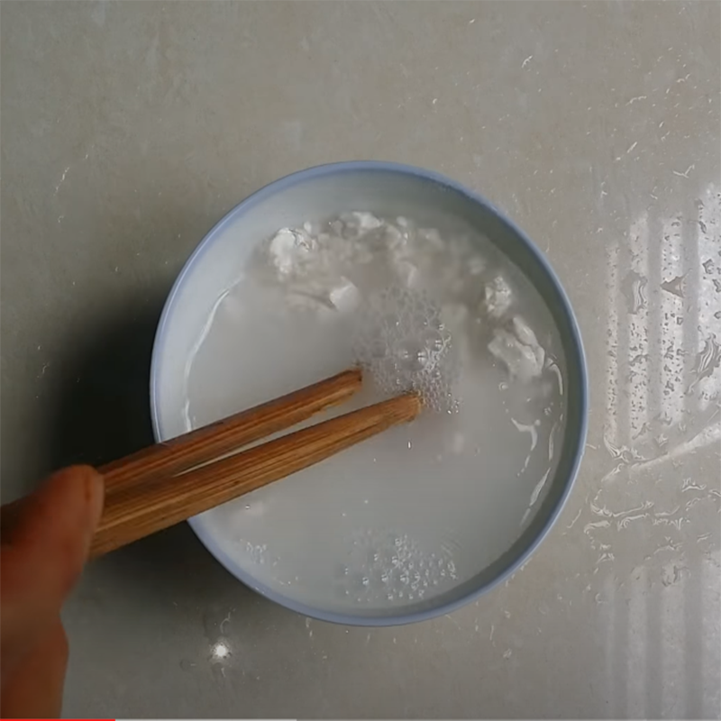 Bước 1 sơ chế nguyên liệu Chè bí đỏ đậu đen