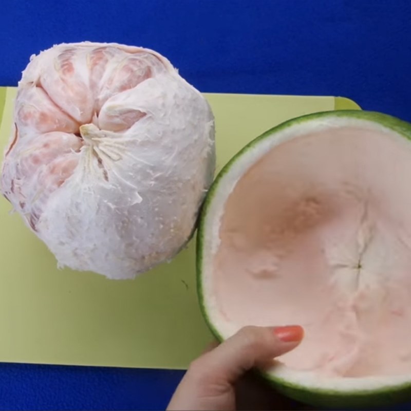 Bước 1 Sơ chế nguyên liệu Salad tôm bưởi hạt óc chó