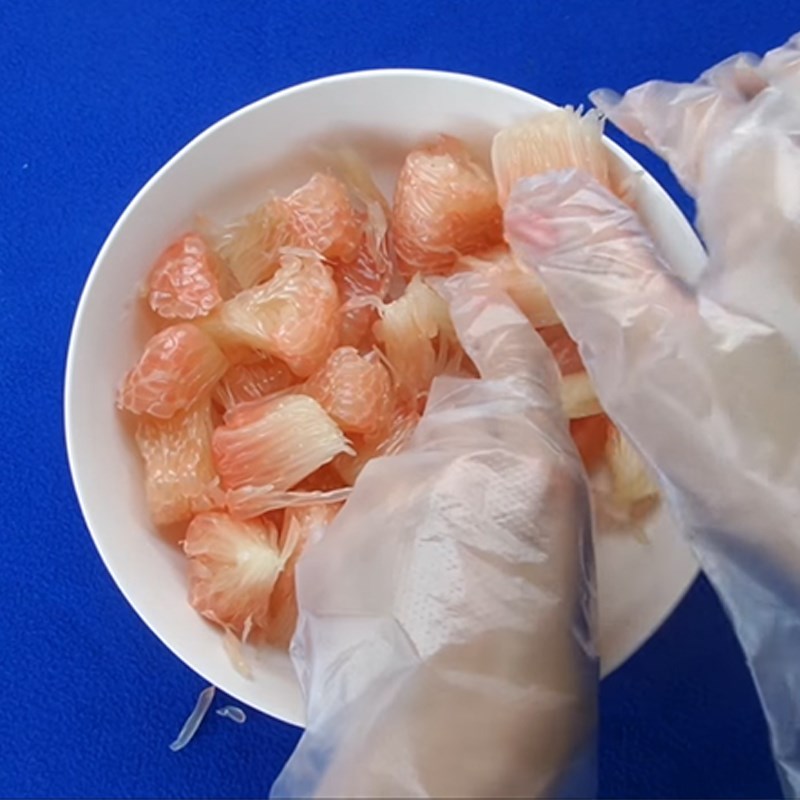 Bước 1 Sơ chế nguyên liệu Salad tôm bưởi hạt óc chó