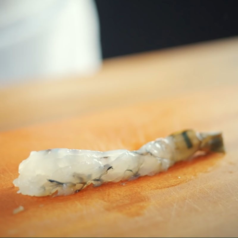 Bước 1 Sơ chế nguyên liệu Salad tôm bưởi hạt óc chó