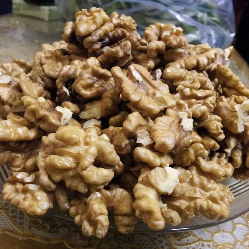 Bước 1 Sơ chế nguyên liệu Salad tôm bưởi hạt óc chó