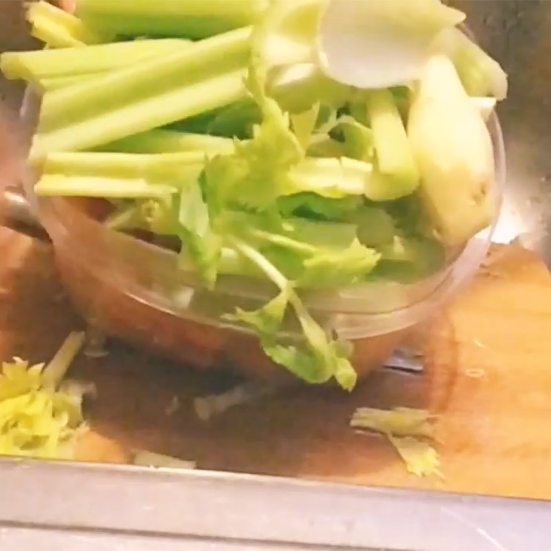Bước 1 Sơ chế nguyên liệu Nước ép cần tây cà rốt gừng