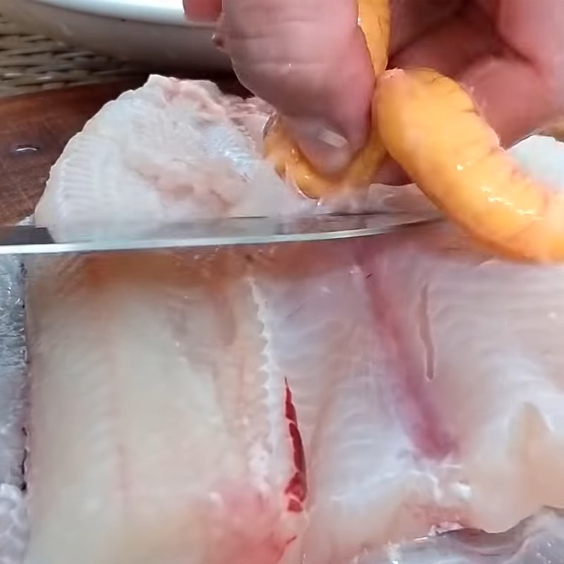 Bước 1 Sơ chế nguyên liệu Lẩu cá lóc nấu nấm