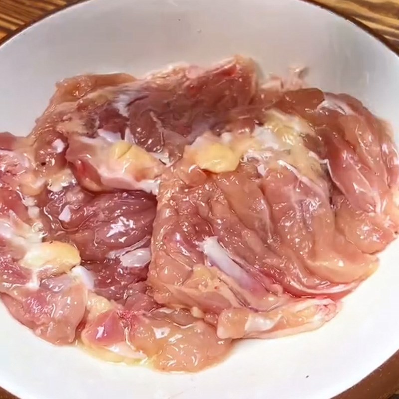 Bước 1 Sơ chế nguyên liệu Gà sốt chanh dây (Công thức được chia sẻ từ TikTok Cách Nấu Ngon cùng Cách Nấu Ngon)