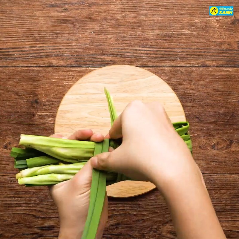 Bước 1 Sơ chế nguyên liệu Chè hạt sen thanh long đỏ