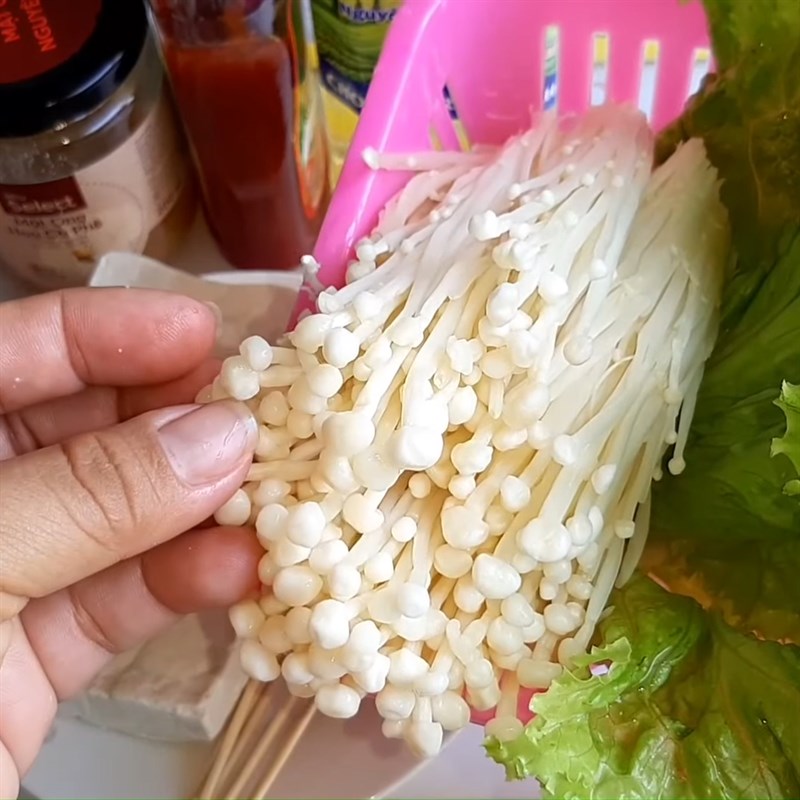 Bước 1 Sơ chế nguyên liệu Đậu hũ cuộn nấm kim châm nướng