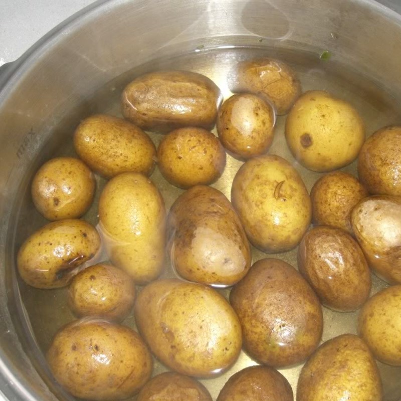 Bước 1 Sơ chế nguyên liệu Cà ri khoai tây chay