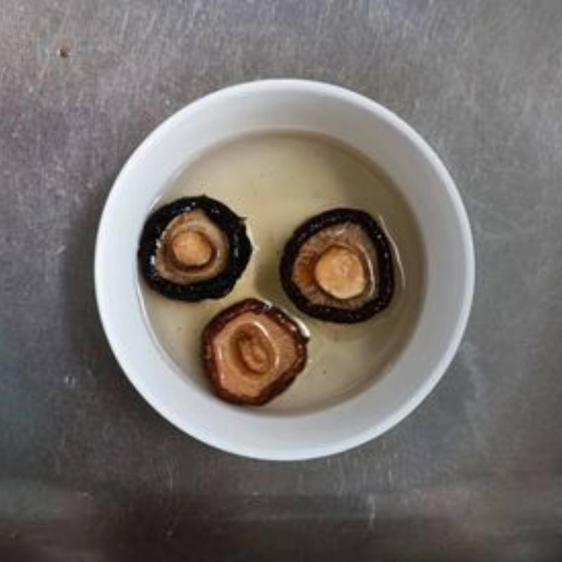 Bước 1 Sơ chế nguyên liệu Bún gạo lứt trộn chay