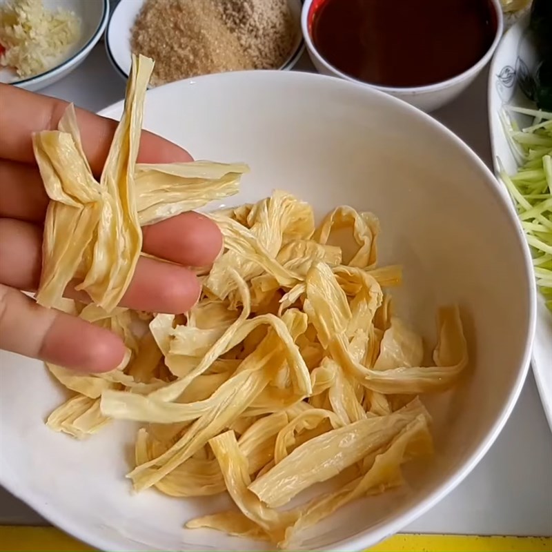 Bước 1 Sơ chế nguyên liệu Gỏi sầu đâu chay