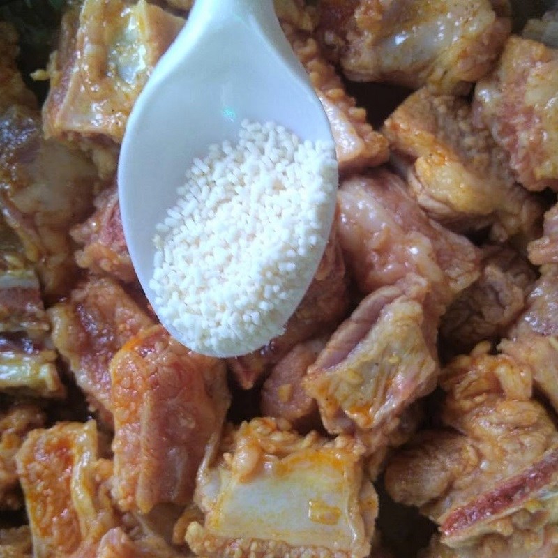 Bước 1 Sơ chế và ướp sườn non Sườn heo nấu đậu Hà Lan