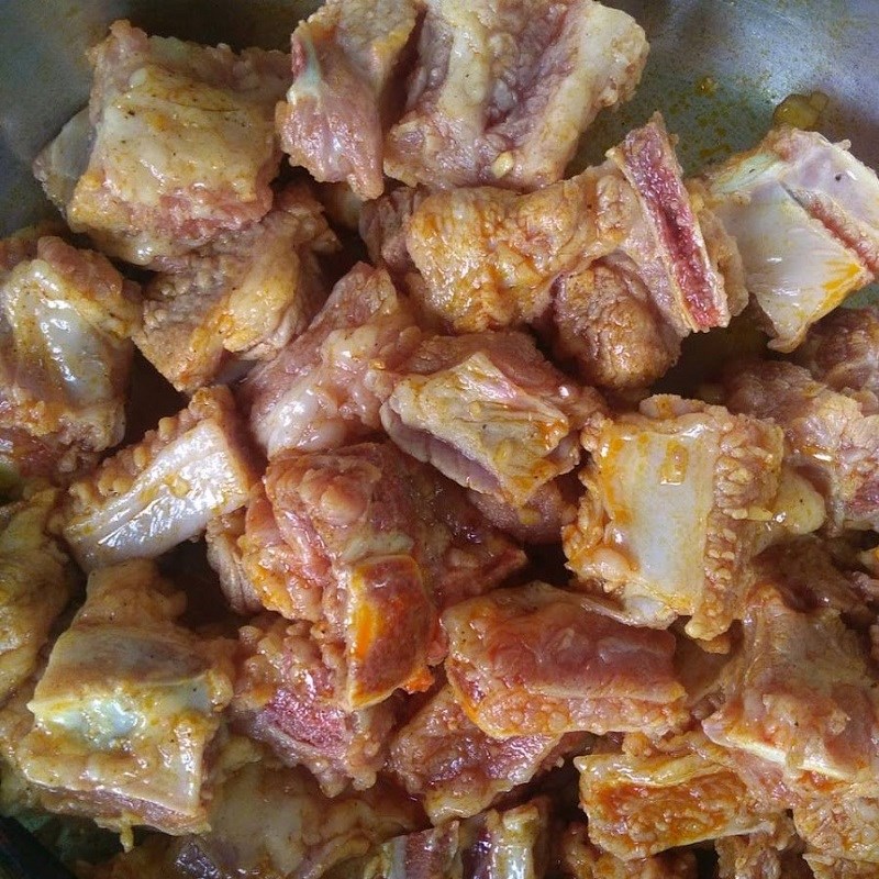 Bước 1 Sơ chế và ướp sườn non Sườn heo nấu đậu Hà Lan