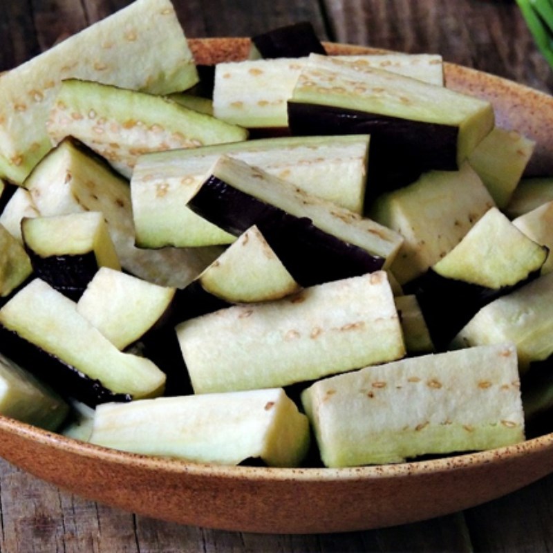 Bước 1 Sơ chế nguyên liệu Cà tím xào chao