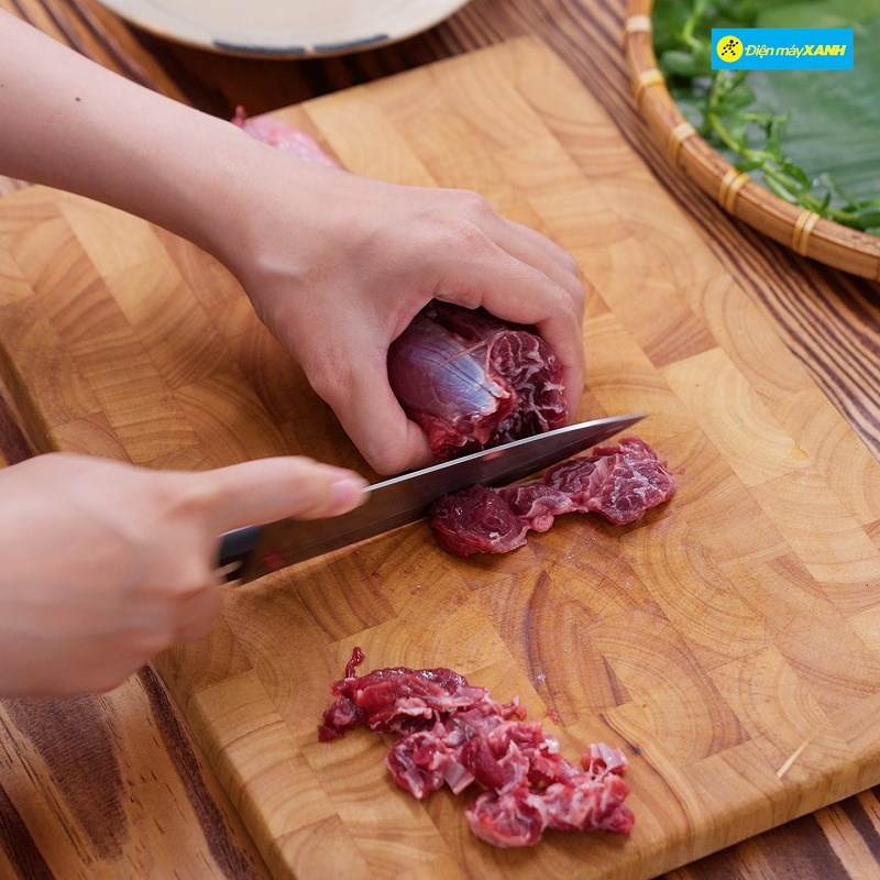 Bước 1 Sơ chế nguyên liệu Lẩu bò mắm ruốc