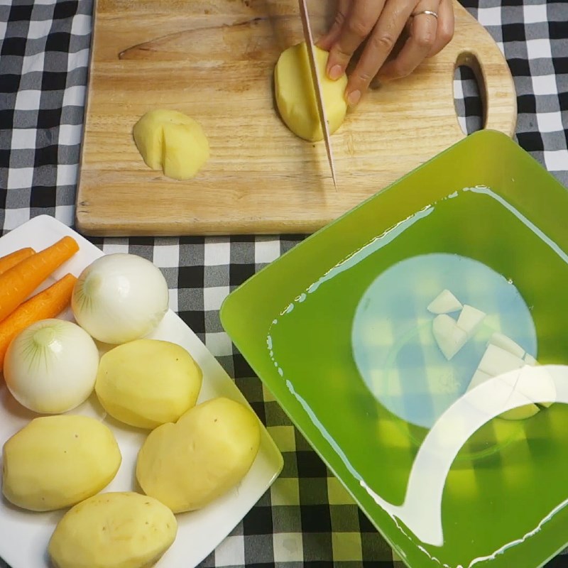 Bước 1 Sơ chế nguyên liệu Cà ri bò kiểu Nhật