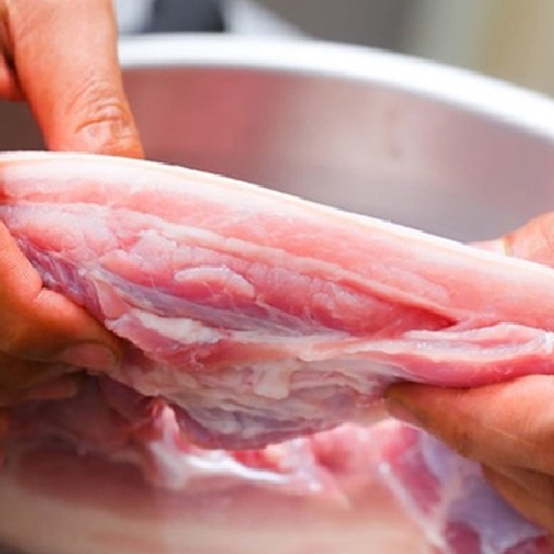Bước 1 Sơ chế nguyên liệu thịt kho tương hột