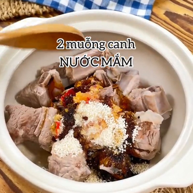Bước 2 Sơ chế nguyên liệu Sườn kho trứng cút (Công thức được chia sẻ từ TikTok Cách Nấu Ngon cùng Cách Nấu Ngon)