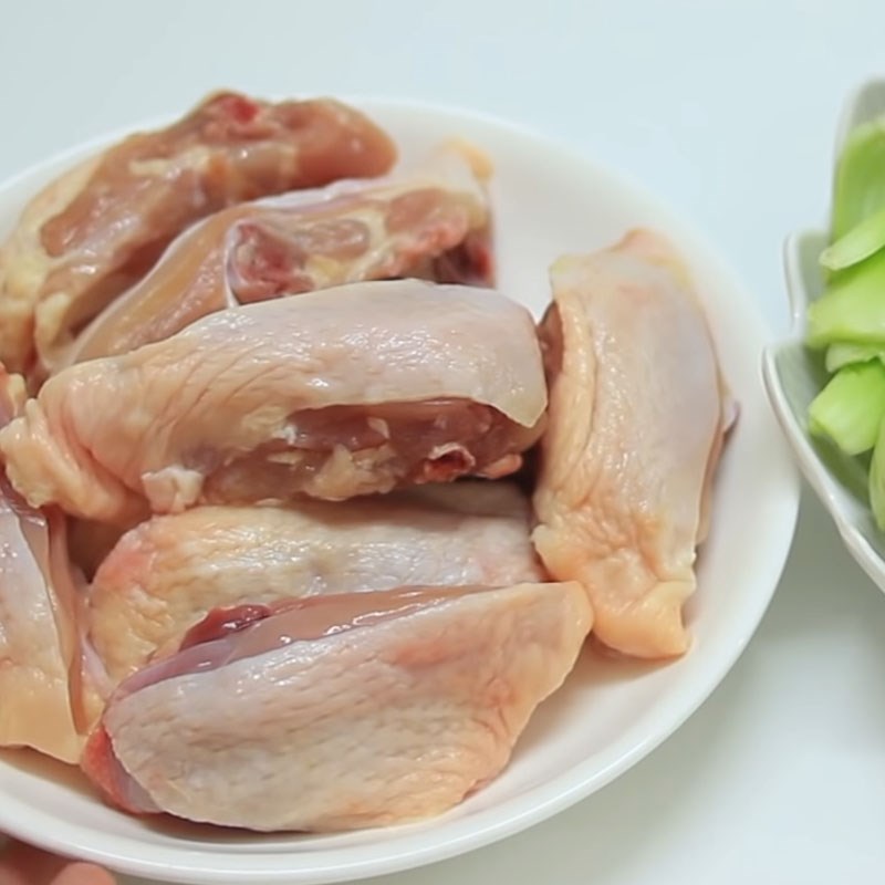 Bước 1 Sơ chế nguyên liệu Gà hấp cải thìa