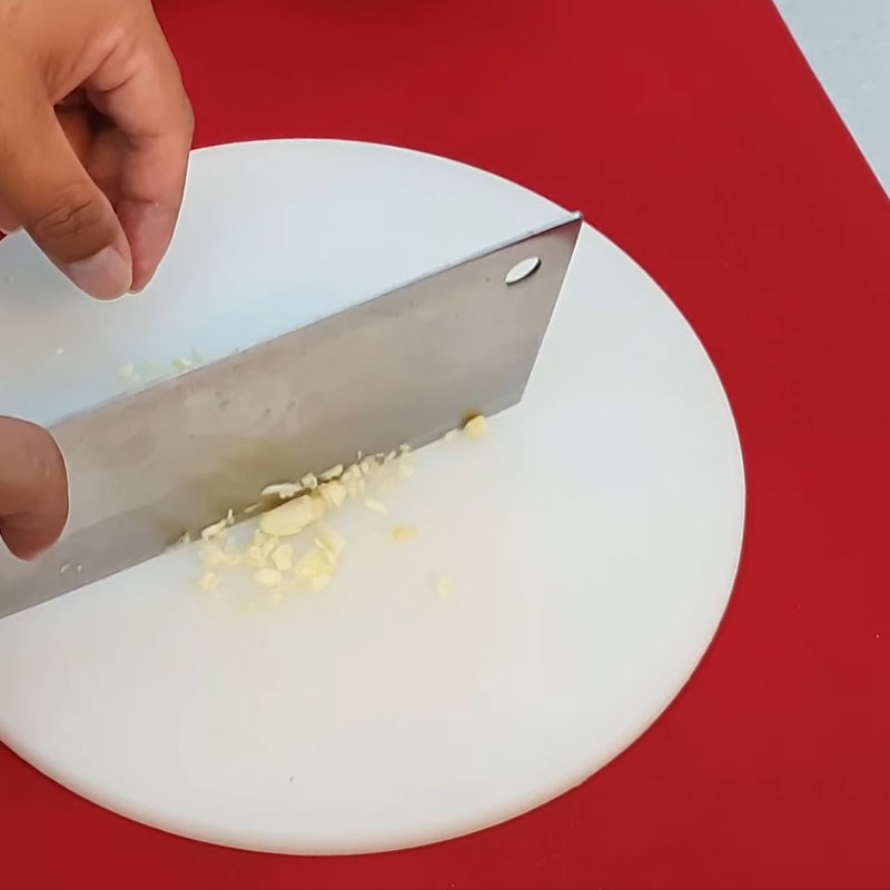 Bước 1 Sơ chế nguyên liệu Gà hấp tỏi