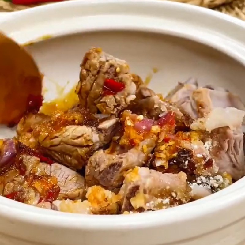Bước 2 Sơ chế nguyên liệu Sườn kho trứng cút (Công thức được chia sẻ từ TikTok Cách Nấu Ngon cùng Cách Nấu Ngon)