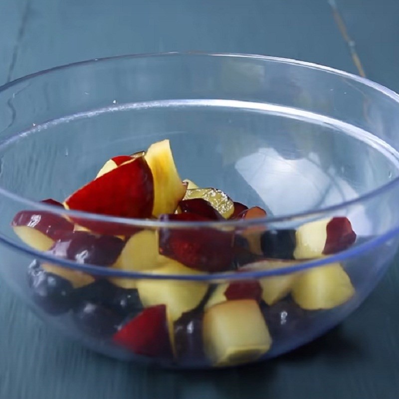 Bước 1 Sơ chế nguyên liệu Salad hoa quả họ berry sốt sữa chua