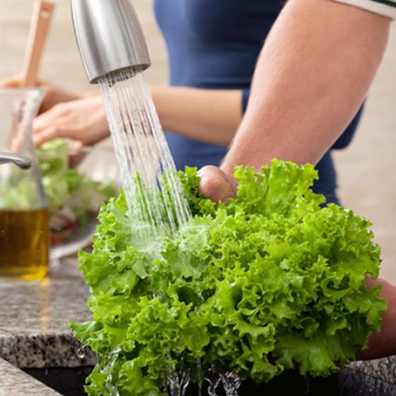 Bước 1 Sơ chế nguyên liệu Salad cá hồi dầu giấm