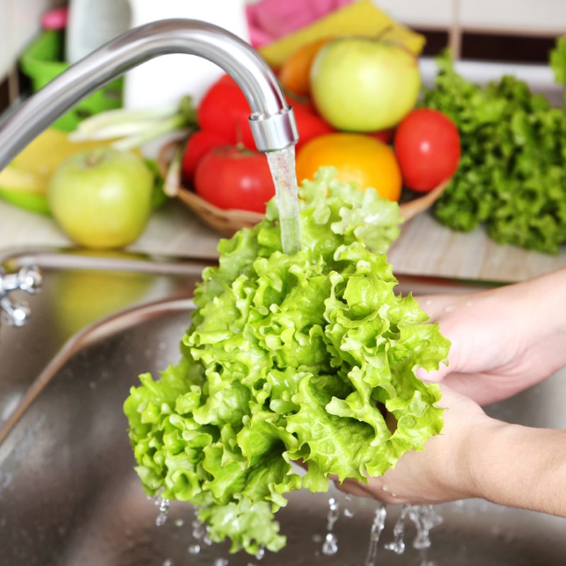 Bước 1 Sơ chế nguyên liệu Salad cá hồi sốt sữa chua